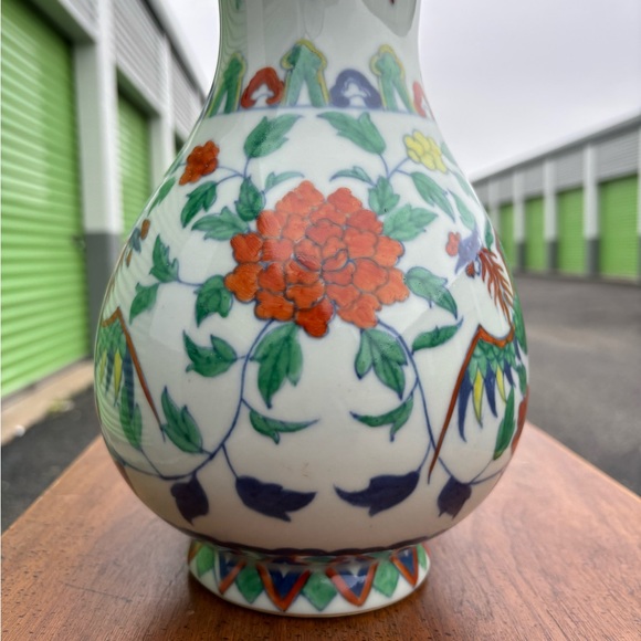 Pair of Chinese Doucai Vases - Picture 6 of 7